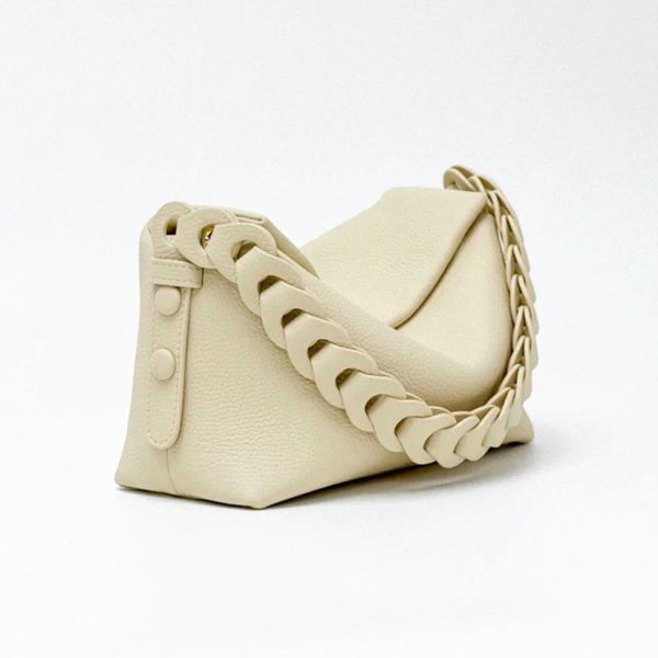 Sac à main beige élégant et design en cuir sur fond blanc