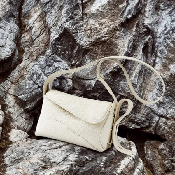 sac-main-beige-elegant-raffine-cuir-02 Sac à main beige élégant et raffiné en cuir posé sur des rochers