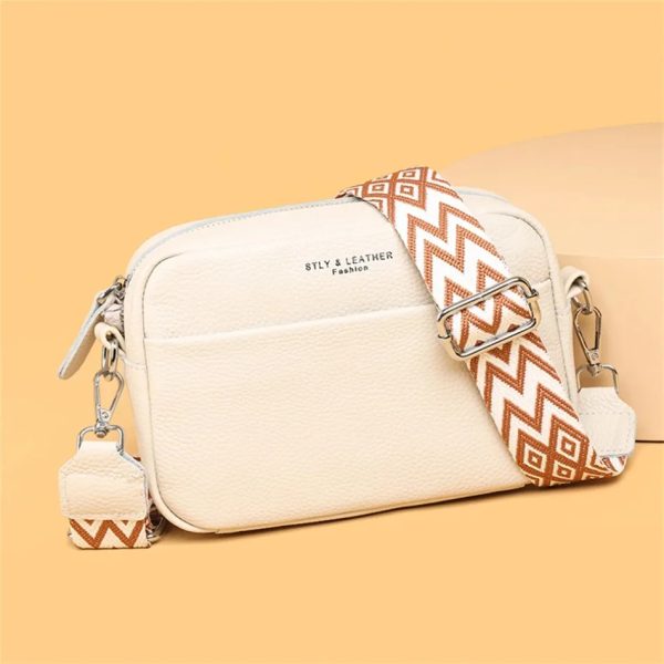 sac-main-beige-petit-format-bandouliere-03 Sac à main beige petit format à bandoulière sur un fond orange