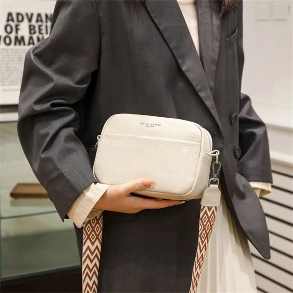 sac-main-beige-petit-format-bandouliere-04 Sac à main beige petit format à bandoulière oprté à la main par une jeune femme