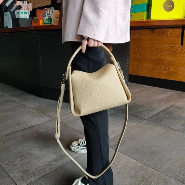 sac-main-beige-simili-cuir-bandouliere-large-03 Sac à main beige en simili cuir avec bandoulière large, tenue à la main