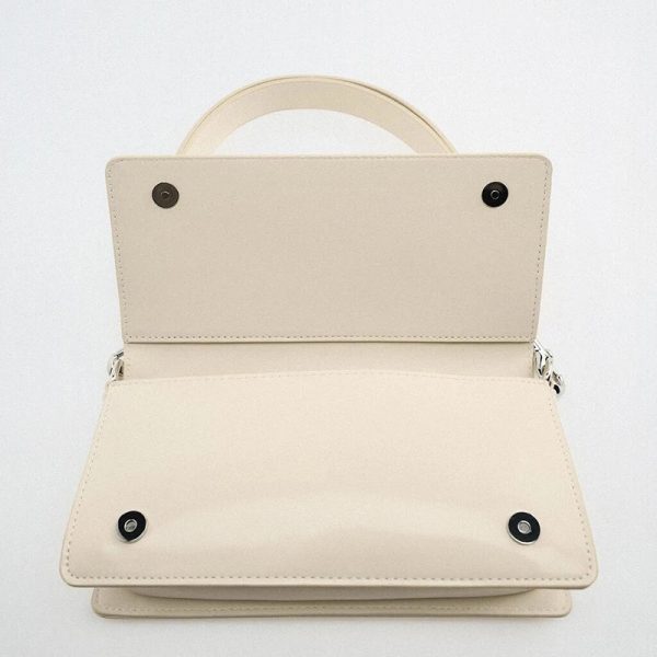 sac-main-beige-simili-cuir-tendance-petit-format-04 Sac à main beige en simili cuir tendance petit format, ouvert avec vue des fermetures pression