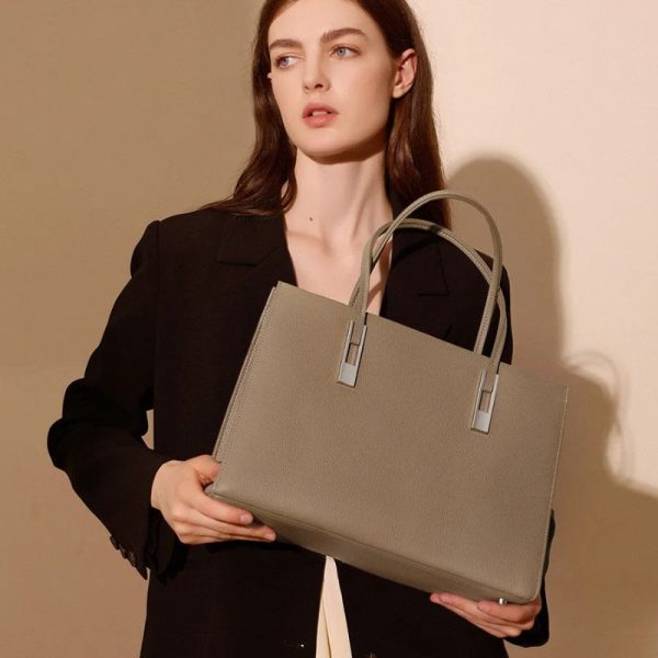 Sac à main cuir femme tendance à grande capacité présenté par une jeune femme