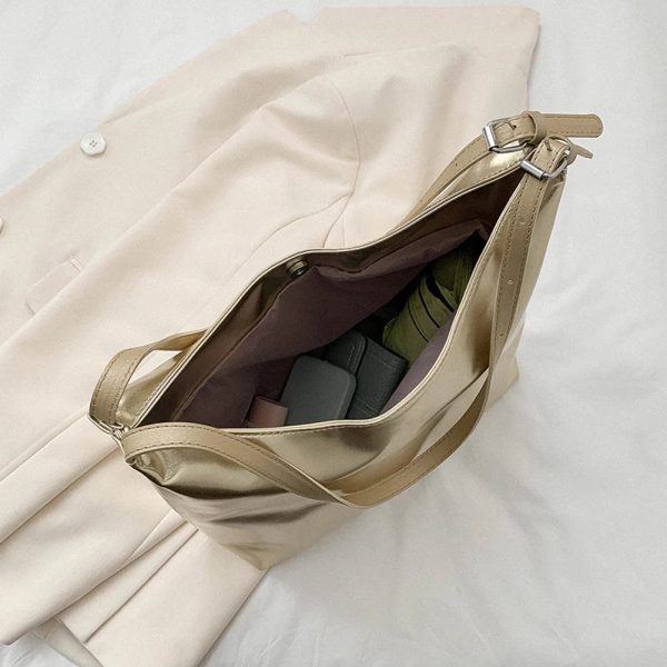 sac-main-dore-luxueux-minimaliste-02 Sac à main doré luxueux et minimaliste ouvert avec vue intérieure