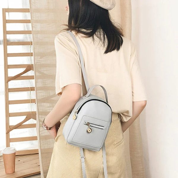 Sac à main à dos élégant en simili cuir oprté par une femme