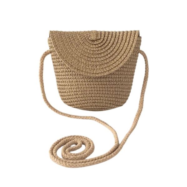 Sac à main été à bandoulière et scratch sur fond blanc