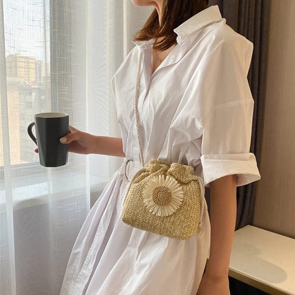 Sac à main été beige à bandoulière avec fleur porté en bandoulière
