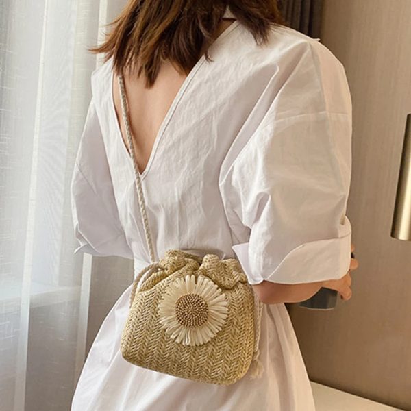 Sac à main été beige à bandoulière avec fleur en bandoulière vue de dos