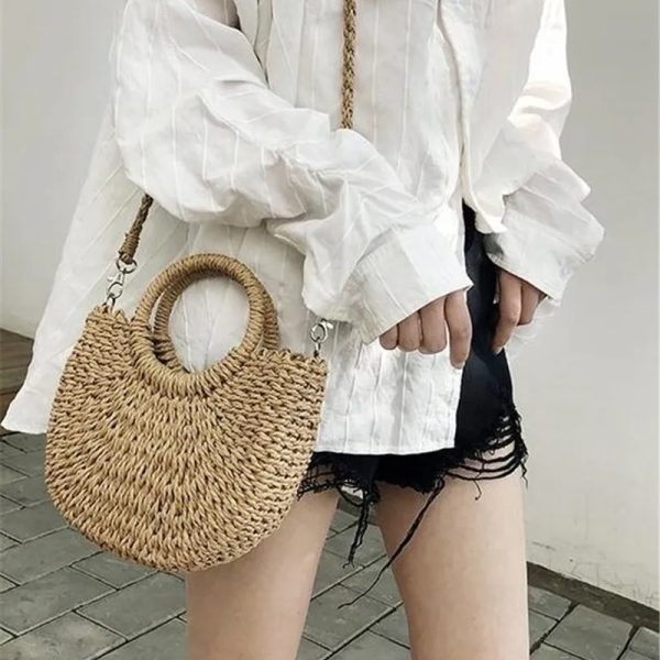 Sac à main été marron en paille tissée, porté en bandoulière