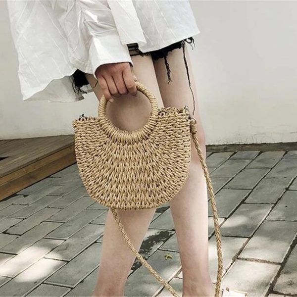 Sac à main été marron en paille tissée porté à la main
