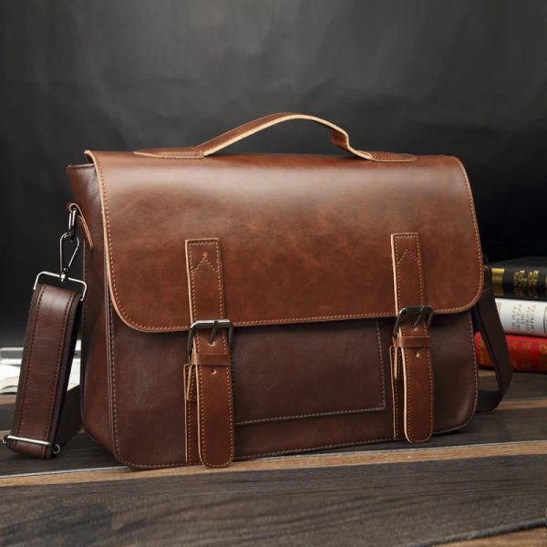 sac-main-homme-cuir-decontracte-style-retro-02 Sac à main homme cuir décontracté au style rétro présenté sur un brureau