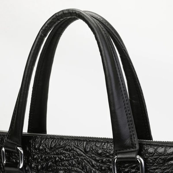 sac-main-homme-cuir-elegant-effet-peau-crocodile-04 Sac à main homme cuir élégant en effet peau de crocodile vue du détail des anses