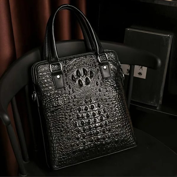 sac-main-homme-cuir-noir-elegant-sophistique-02 Sac à main homme cuir noir élégant et sophistiqué sur une chaise noire