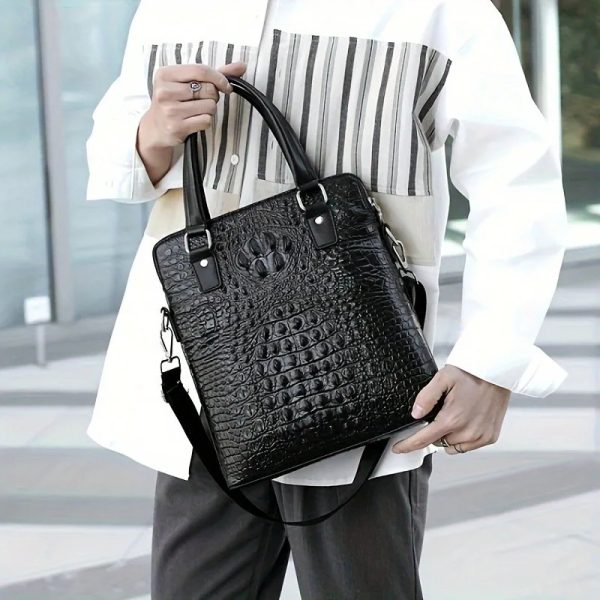 sac-main-homme-cuir-noir-elegant-sophistique-03 Sac à main homme cuir noir élégant et sophistiqué tenu par un homme