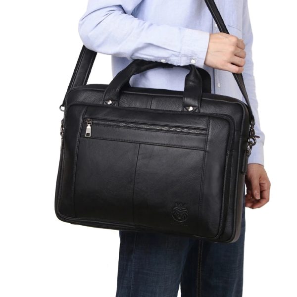 sac-main-homme-cuir-noir-pratique-elegant-02 Sac à main homme cuir noir pratique et élégant oprté à l'épaule par un homme