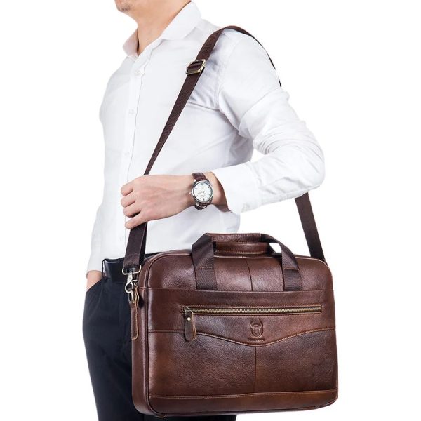 sac-main-homme-cuir-robuste-durable-03 Sac à main homme cuir robuste et durable porté à l'épaule par un homme en chemise blanche