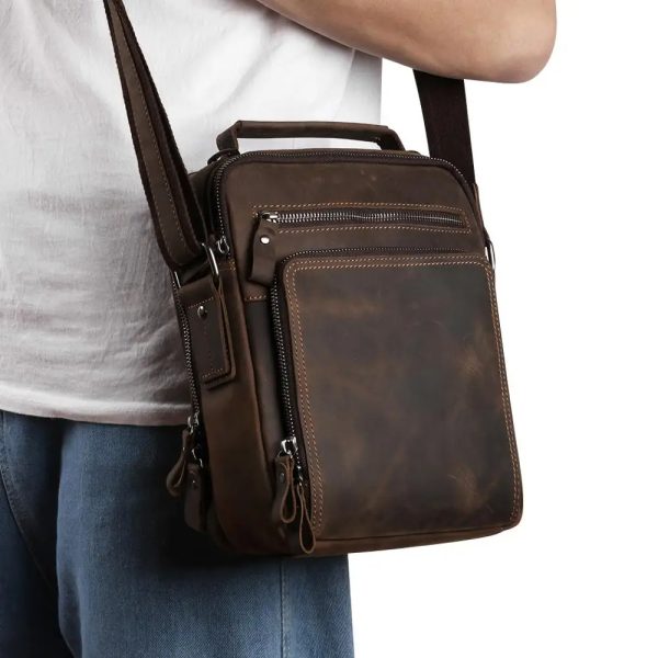 Sac à main homme cuir vintage et décontracté oprté à l'épaule par un homme