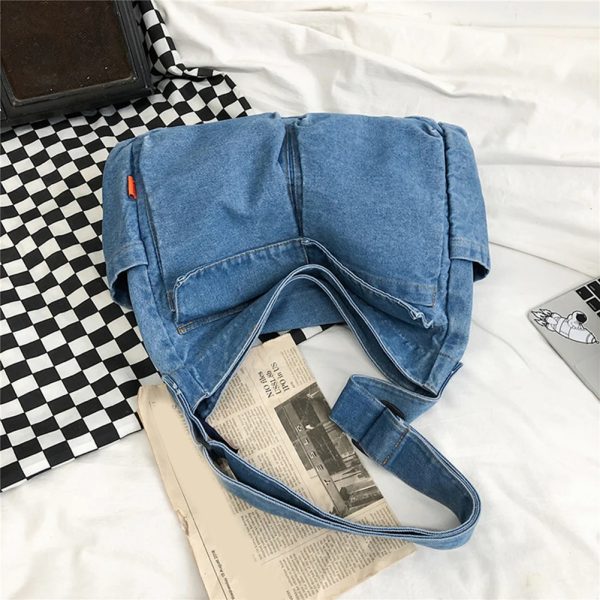 sac-main-jean-retro-style-japonais-03 Sac à main en jean rétro style japonais posé sur canapé avec un journale à coté