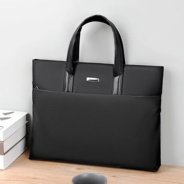 sac-main-lycee-noir-chic-elegant-02 Sac à main lycée noir chic et élégant posé sur une table en bois