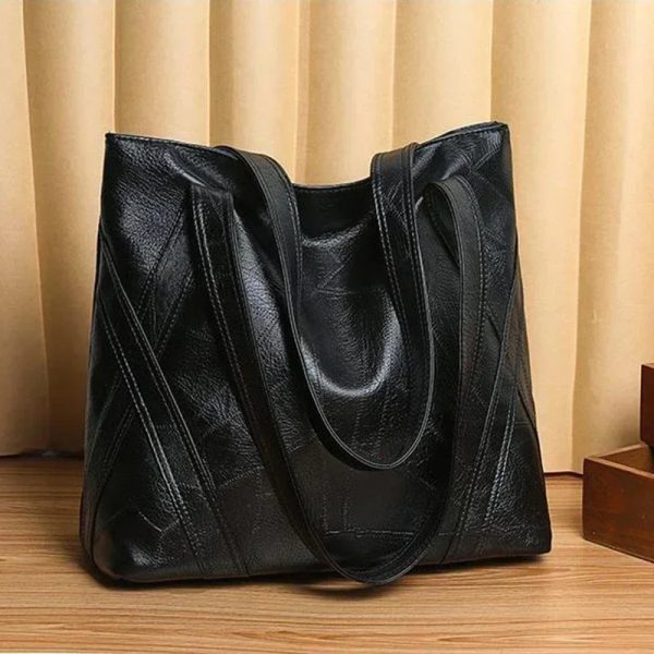 sac-main-lycee-noir-vintage-decontracte-02 Sac à main lycée noir vintage et décontracté devant un rideau beige
