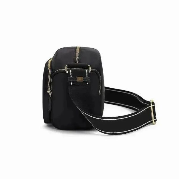 sac-main-noir-nylon-bandouliere-01 Sac à main noir en nylon avec bandoulière sur fond blanc