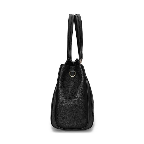 Sac à main noir et versatile en cuir sur fond blanc vue de profil