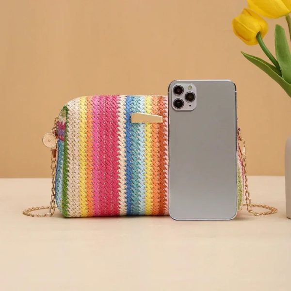 Sac à main original et raffiné multicolore avec un smartphone pour évaluer sa taille