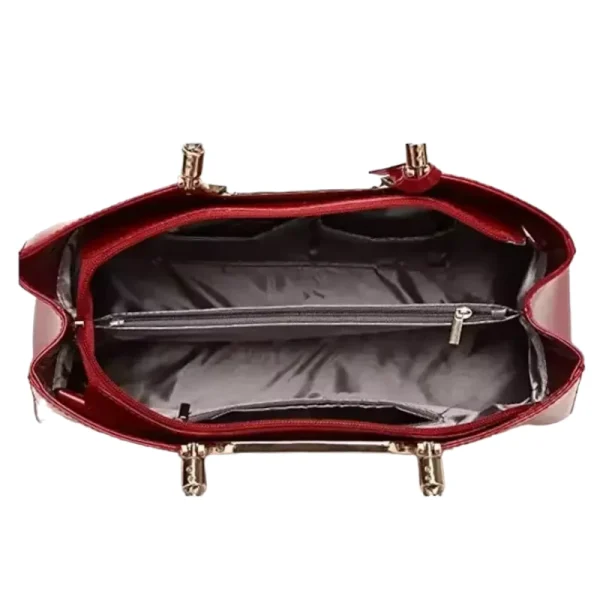 sac-main-original-verni-décor-métal-02 Sac à main originale verni rouge avec décor en métal, idéal pour les soirées. vue de l'intérieur du sac