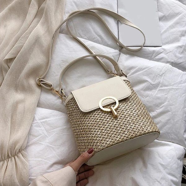 sac-main-paille-chic-pratique-02 Sac à main paille chic et pratique présenté sur une canapé blanc