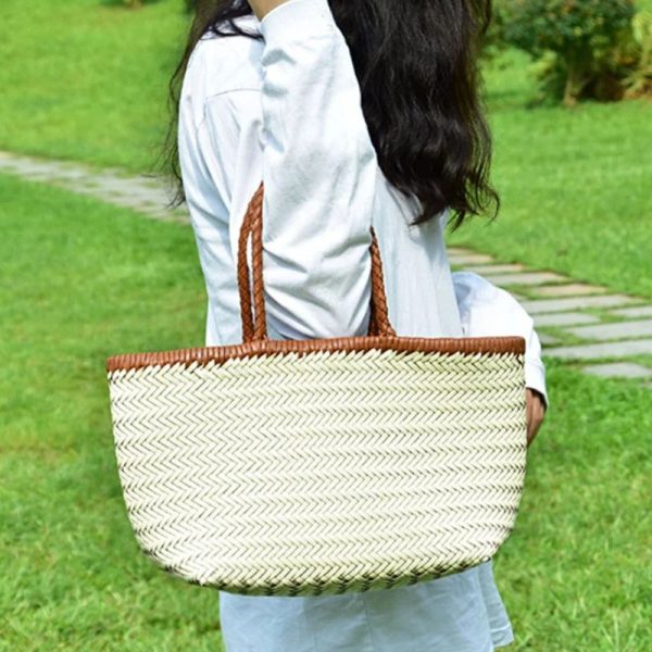 sac-main-paille-design-fonctionnel-02 Sac à main paille design et fonctionnel tenu au bras