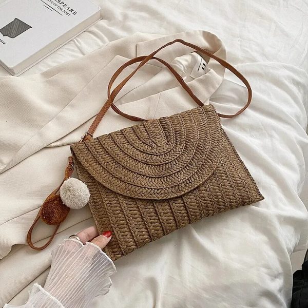 sac-main-pochette-elegant-paille-02 Sac à main pochette élégant en paille sur un tissus blanc