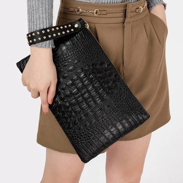 sac-main-pochette-raffine-effet-peau-crocodile-02 Sac à main pochette raffiné avec effet de peau de crocodile