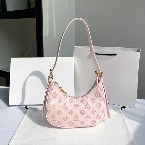 sac-main-rose-polyvalent-design-luxueux-02 Sac à main rose polyvalent au design luxueux avec des sacs blancs derrière