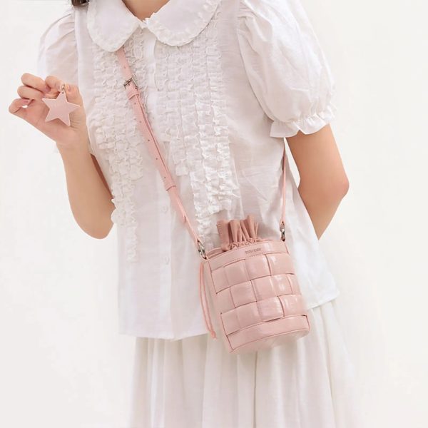 sac-main-rose-sophistique-original-02 Sac à main rose sophistiqué et original porté à l'épaule par une jeune femme
