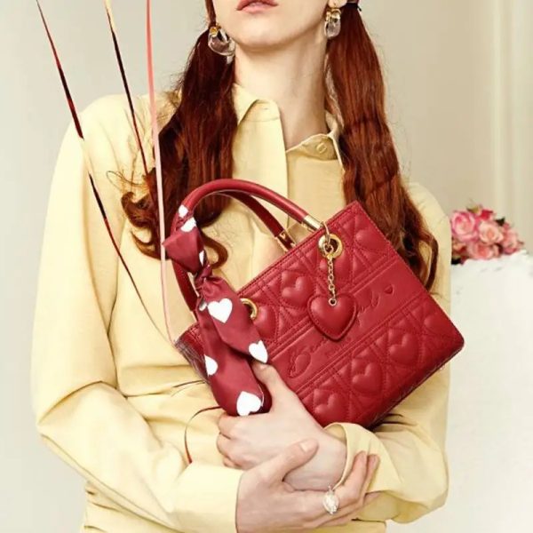 Sac à main rouge élégant avec motif en forme de cœur