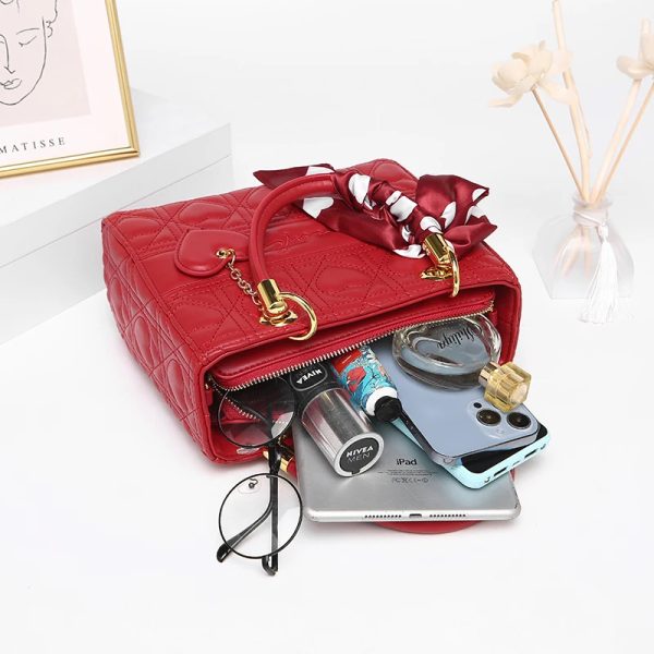 Sac à main rouge élégant avec motif en forme de cœur ouvert avec vue de l'intérieur