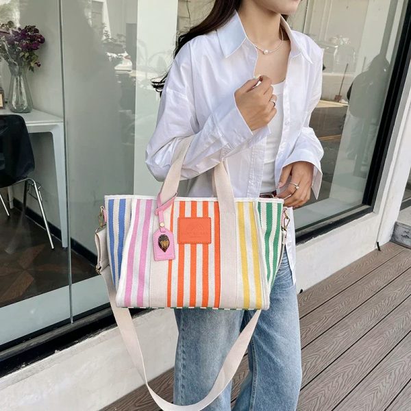 sac-main-tissus-chic-colore-grande-capacite-02 Sac à main tissus chic et coloré à grande capacité porté au bras par une femme en chemisier blanc