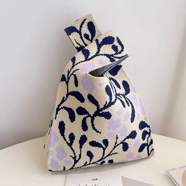 sac-main-tissus-chic-raffine-02 Sac à main tissus chic et raffiné avbec des motifs bleu marine et parme posé sur une table