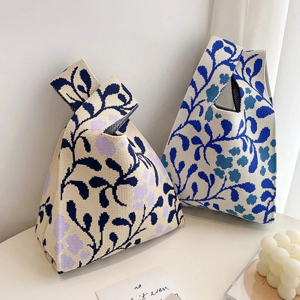 sac-main-tissus-chic-raffine-03 Sac à main tissus chic et raffiné deux sacs présentés sur une table