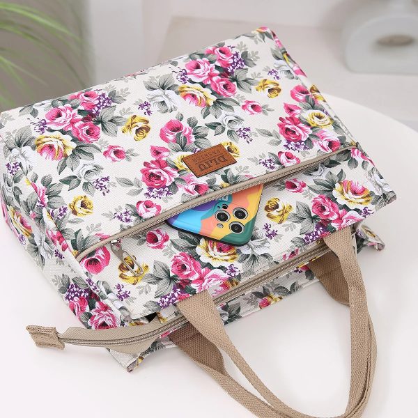 sac-main-tissus-raffine-orne-motifs-floraux-04 Sac à main tissus raffiné orné de motifs floraux couché sur une table avec un portable qui dépasse de la poche exterieure