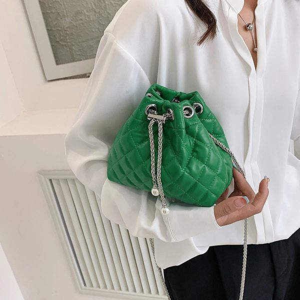 Sac à main vert élégant matelassé en similicuir oprté par une jeune femme