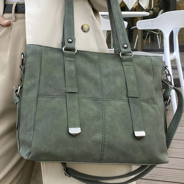 sac-main-vert-tendance-spacieux-01 Sac à main vert tendance et spacieux, porté au bras par une femme en exterieur