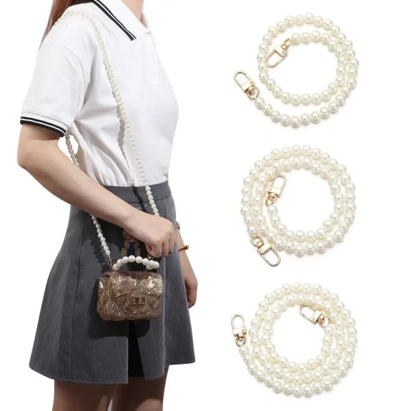 sangle-sac-main-elegante-perles-blanches-02 Sangle de sac à main élégante avec perles blanches. illustration d'un sac porté par une jeune fille